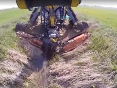 德國的農機設備太先進了！能一邊做清理一邊給農田施肥！